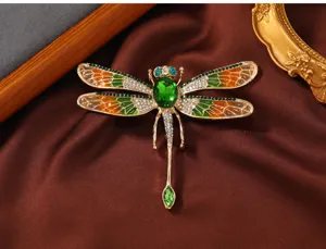 Exquisite Libellen-Brosche mit leuchtend grünen Kristallen und Emaille für elegante Outfits.