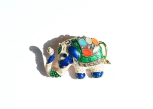Gedetailleerde close-up van de kleurrijke olifant broche met glazuur en fonkelende strass steentjes.