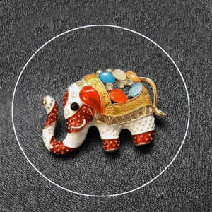 Detail van de exotische olifantenbroche met kleurrijk emaille en schitterende strass-steentjes.