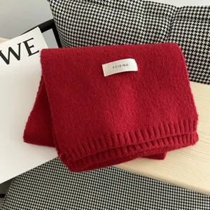 Detalle bufanda punto rojo invierno cálido accesorio lana primer plano textura suave moda acogedora