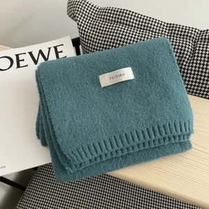 Bufanda de punto verde azulado con etiqueta, accesorio de invierno cálido para mujer.