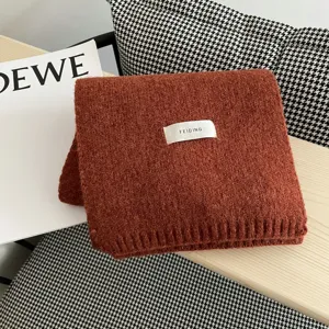 Bufanda de invierno de punto color caramelo con etiqueta, suave y cálida para el frío.