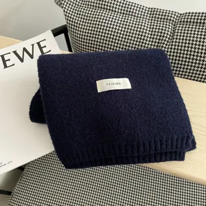 Bufanda de punto azul oscuro invierno cálido acogedor moda minimalista elegante uso diario.