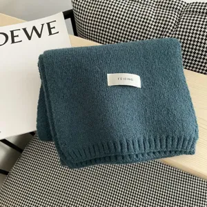Bufanda de punto lisa en verde oscuro para mujer, accesorio de cuello cálido para invierno.