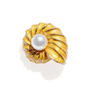 Vintage goudkleurige emaille schelp broche met witte parel elegante kleding accessoire
