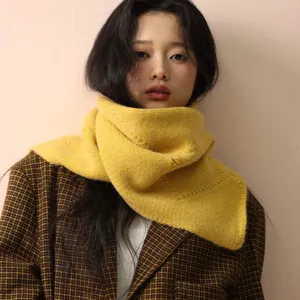 Gelber Strick Kreuzschal Detailansicht, kuscheliges Winter Mode Halstuch fur Damen stylish warm.