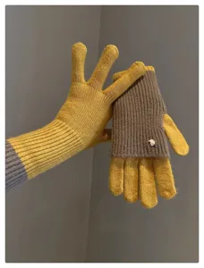 Détails des gants de laine tricotés bicolores pour femmes avec design mitaines convertibles.