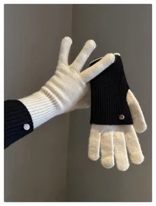 Gants de laine tricotés bicolores 2 en 1 d'hiver, gants chauds convertibles sans doigts pour femmes.