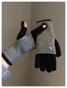 Vue détaillée de gants d'hiver bicolores en tricot, avec un design sans doigts pratique.