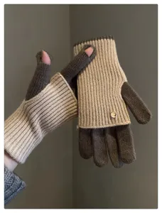 Gants tricotés sans doigts vue détaillée, bloc de couleur marron et kaki, accessoire chaud.
