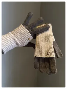 Gants tricotés bicolores d'hiver pour femmes, design convertible sans doigts avec élégant bouton.