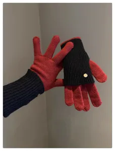 Vue rapprochée de gants tricotés bicolores d'hiver, dotés d'un tissu doux et d'un design pratique.