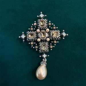 Broche vintage de perlas con estrás y cruz barroca elegante alfiler para abrigo y cuello