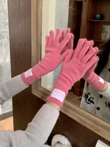 Gemütliche rosa Strickhandschuhe für Damen, einfarbig, winterwarm, Touchscreen-fähig.