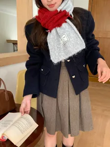 Detailansicht des koreanischen Woll-Farbe-Block-Strickschals, gemütliches Winter-Accessoire.