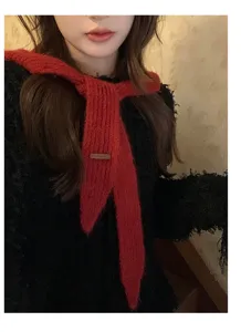 Roter Strickschal Detailansicht, weiches warmes Winteraccessoire, elegante Damenmode Stück.