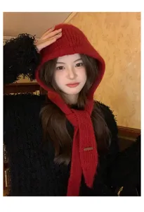 Detailaufnahme einer roten Strick-Balaclava Kapuze und Schal Kombination fuer Damen, Winter