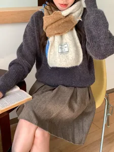 Detailansicht eines kuscheligen colorblock Strickschals mit Wolle für Herbst und Winter.