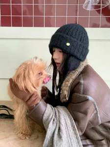 Detailansicht Damen Strick Ohrenklappen Mütze, koreanischer Stil Winter warme Wollmütze.