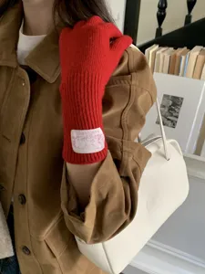 Koreanische rote Strick-Wollhandschuhe Detail, warme Touchscreen weiche Stoffe Damen.