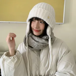 Koreanische Winter warme gestrickte Ohrenklappenmuetze fuer Damen, laessige Plueschmuetze.