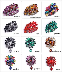 Gedetailleerd overzicht van kleurrijke kristallen strass broches in diverse kleurvarianten.