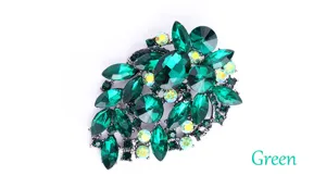 Gedetailleerd overzicht van de elegante groene kristalglas broche met sprankelende strass.