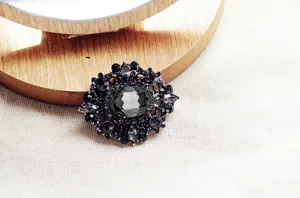 Dettaglio della spilla in cristallo vintage barocco, design di strass nero di lusso.