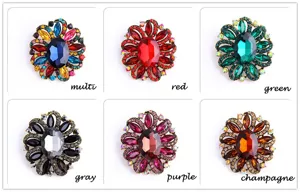 Gedetailleerd overzicht van de kristallen bloem broche variant met stenen en legering basis.