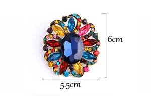 Detailopname van vintage kleurrijke kristallen bloem broche, strass metalen speld.