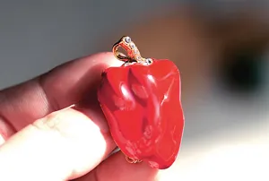 Creative red pepper brooch with sparkling rhinestones, elegant fashion enamel lapel pin.