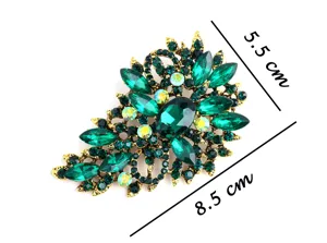Gedetailleerd overzicht van vintage groene kristalglas broche met strass en afmetingen.