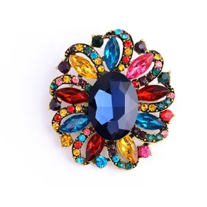 Vintage gekleurde strass bloem broche met een donkerblauwe centrale steen voor dames.