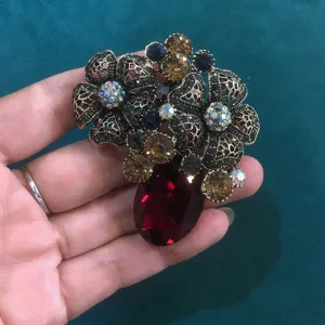Vintage crystal rhinestone brooch filigree flower metal pin elegant banquet jewelry detail