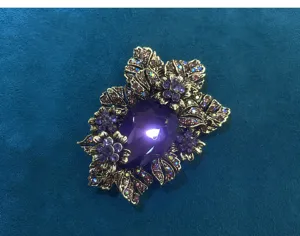 Vintage crystal glass rhinestone flower brooch detail for men suit banquet apparel accessory.