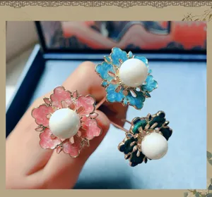 Hermosa horquilla para el pelo floral de estilo tradicional chino con perlas y esmalte.