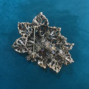 Vintage crystal brooch for women men suit jacket lapel pin retro metal flower garment jewelry accessory