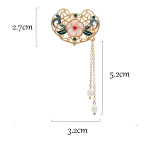 Exquisite traditionelle Hanfubrosche mit Emaillilumen, Perlen und Quasten-Details.