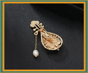 Detailansicht der vintage handgemachten Pipa Broche mit Perlenquaste fuer Hanfu und Kleidung.