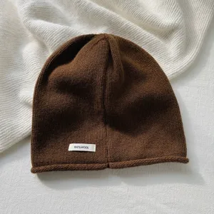 Gorro de punto de lana marrón vista detallada con textura suave y material premium.