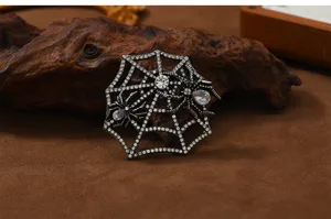 Detailaufnahme der Vintage Strass Spinnennetz Brosche mit Spinnen für Herren Anzug Mode.