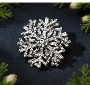 Nahaufnahme einer funkelnden Kristall Strass Schneeflocke Brosche, elegantes Winterschmuckstück.