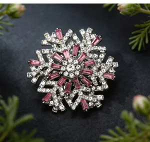 Detailansicht der funkelnden Kristall-Schneeflocken-Brosche mit rosa und weißen Zirkonia.
