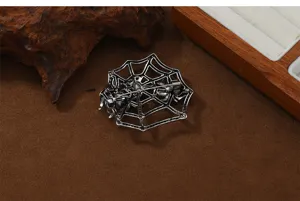 Detaillierte Ansicht der Vintage silbernen Spinnennetz Brosche für Halloween Anzüge.