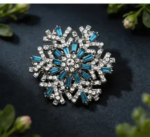 Nahaufnahme Detail einer glitzernden Kristall Schneeflocken Brosche mit edlem Design.