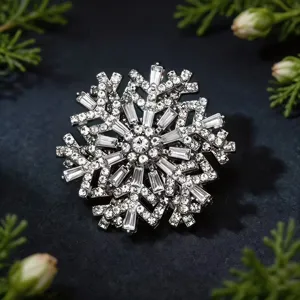 Glitzernde Strass Schneeflocke Brosche Pin Damen elegante Anzug Mantel Schmuck Zubehör