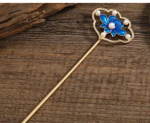 Vue détaillée de l'épingle à cheveux lotus bleu rétro chinoise traditionnelle avec de jolies perles.