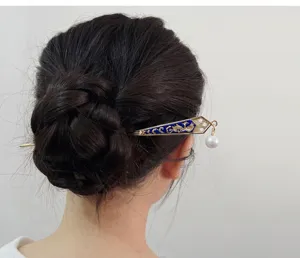 Épingle à cheveux rétro en émail avec pendentif gland de perle, détail exquis du bijou.