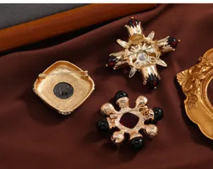 Broche rétro baroque strass géométrique carré et croix épingles vue arrière détail.