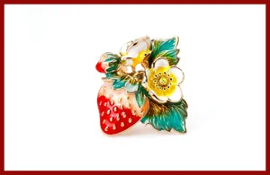 Charmante aardbei bloem emaillen broche, prachtig goudkleurig mode accessoire voor dames en meisjes.